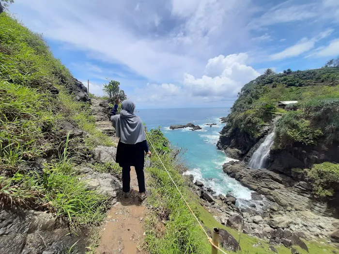 Pantai banyu tibo & bukit pengilon 0