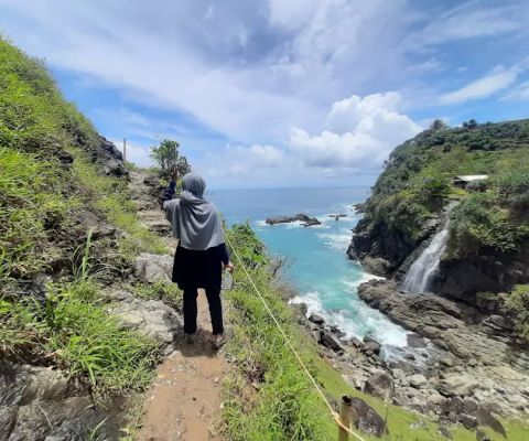 Pantai banyu tibo & bukit pengilon