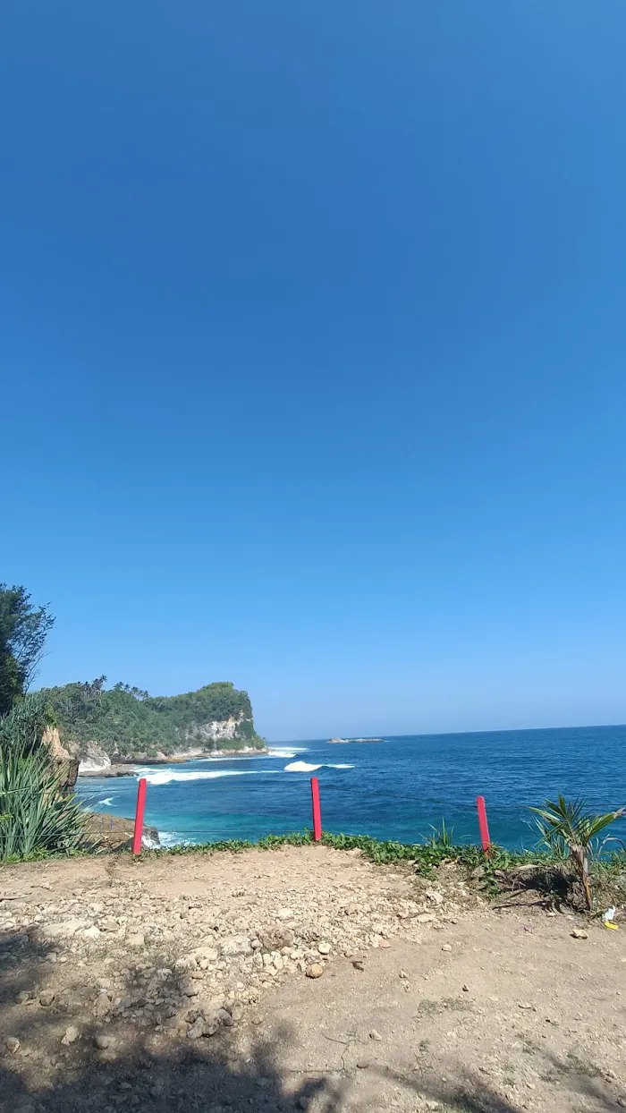 Pantai banyu tibo & bukit pengilon 6