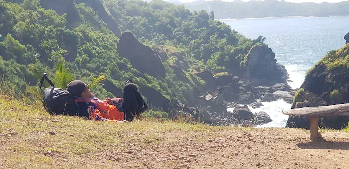 Pantai banyu tibo & bukit pengilon 8