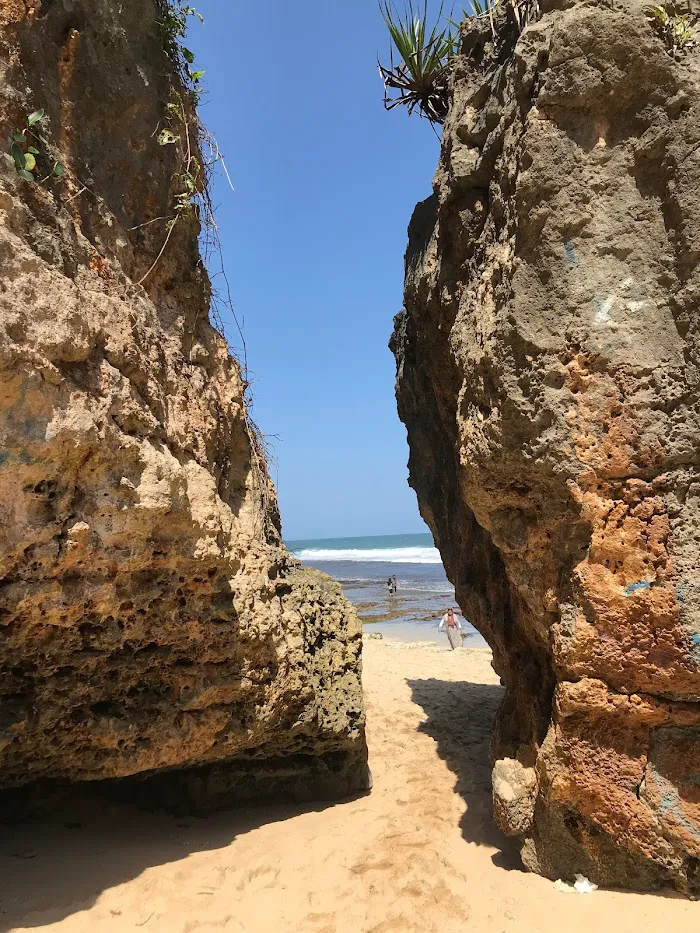 Pantai Watu Lumbung 6