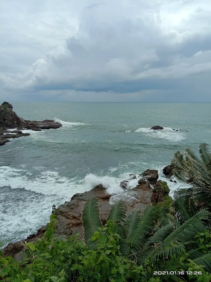 Pantai Watu Lumbung 5