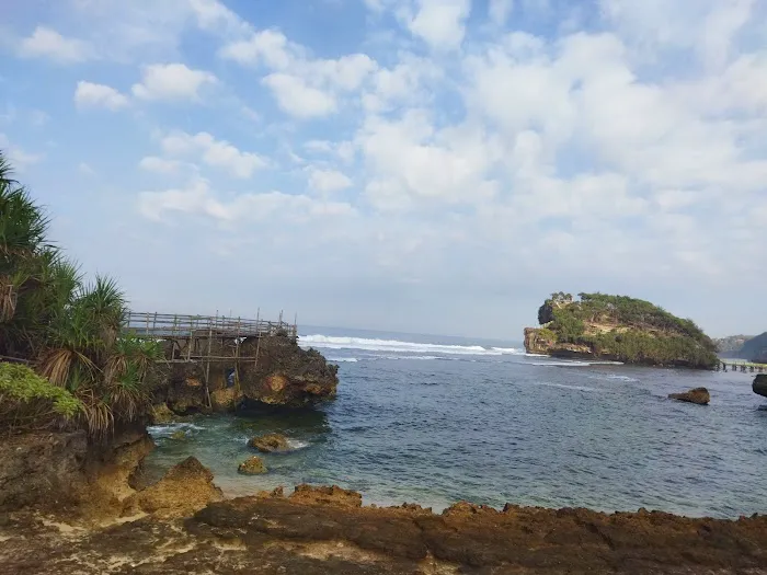 Pantai Watu Bolong 0