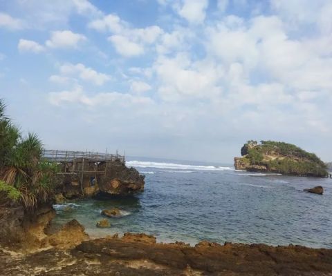 Pantai Watu Bolong