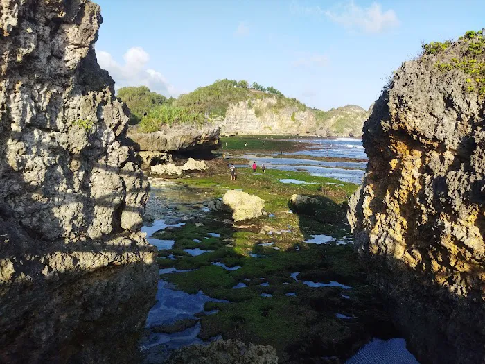 Pantai Watu Bolong 6