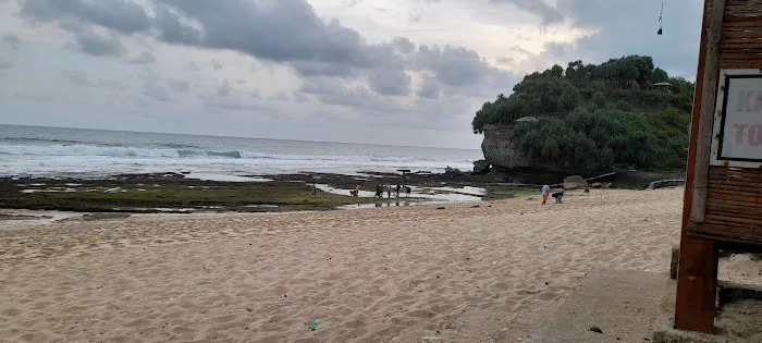 Penginapan Amanda pinggir pantai trenggole 2