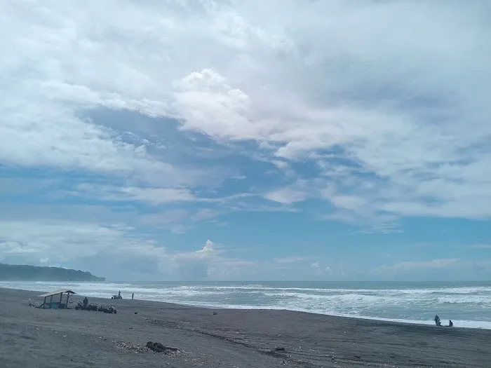 Pantai Cemara Sewu 0