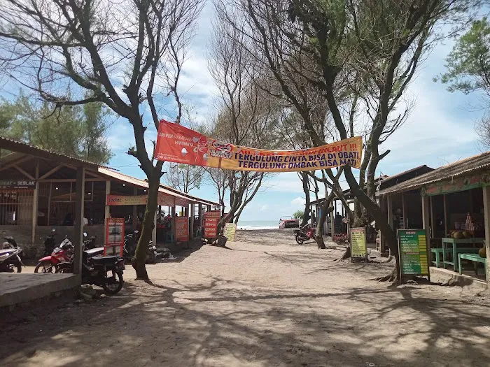 Pantai Cemara Sewu 4