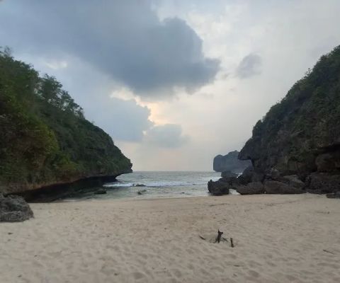 Ngluwen Beach