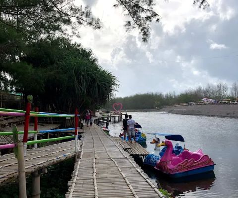 LAGUNA PANTAI TRISIK