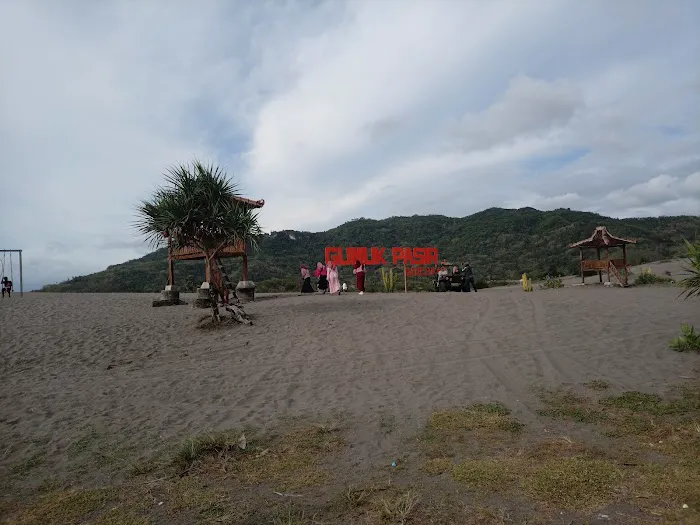 Gumuk Pasir Barchan dan Sandboarding 7