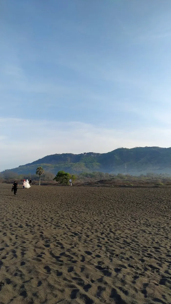 Gumuk Pasir Barchan dan Sandboarding 1