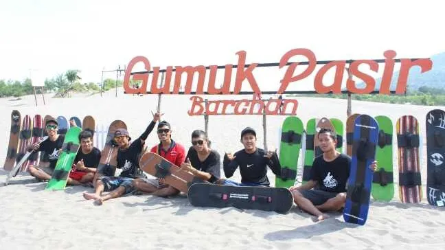 Gumuk Pasir Barchan dan Sandboarding 0