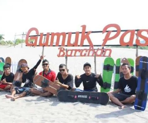 Gumuk Pasir Barchan dan Sandboarding