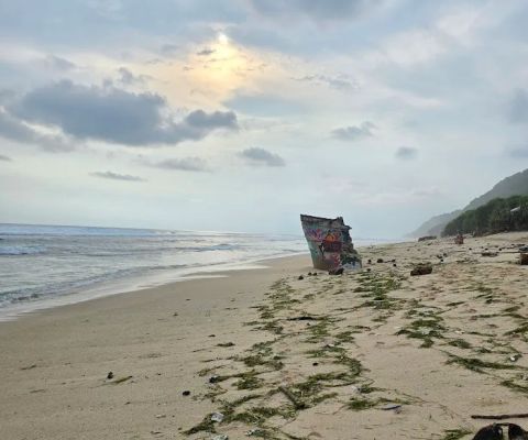 nunggalan beach