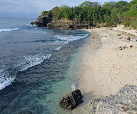 Cliff between Mushroom Beach and Secret Beach