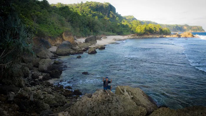 Pantai Geger Sapi 0