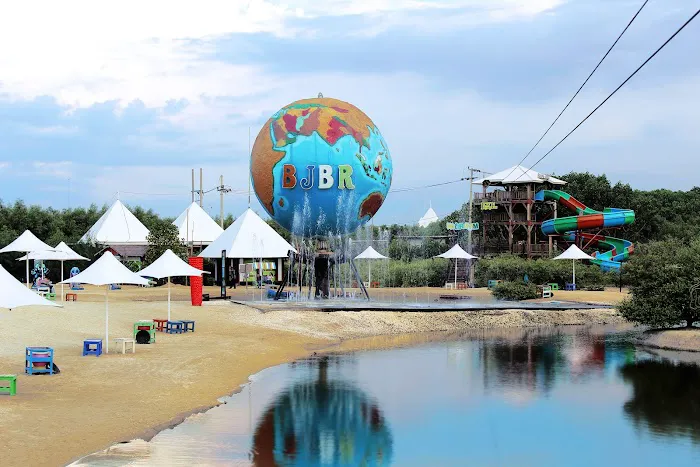BeeJay Bakau Resort 3