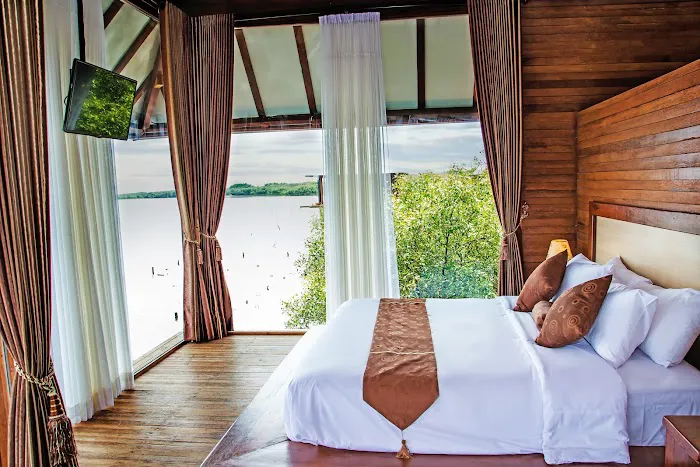 BeeJay Bakau Resort 8