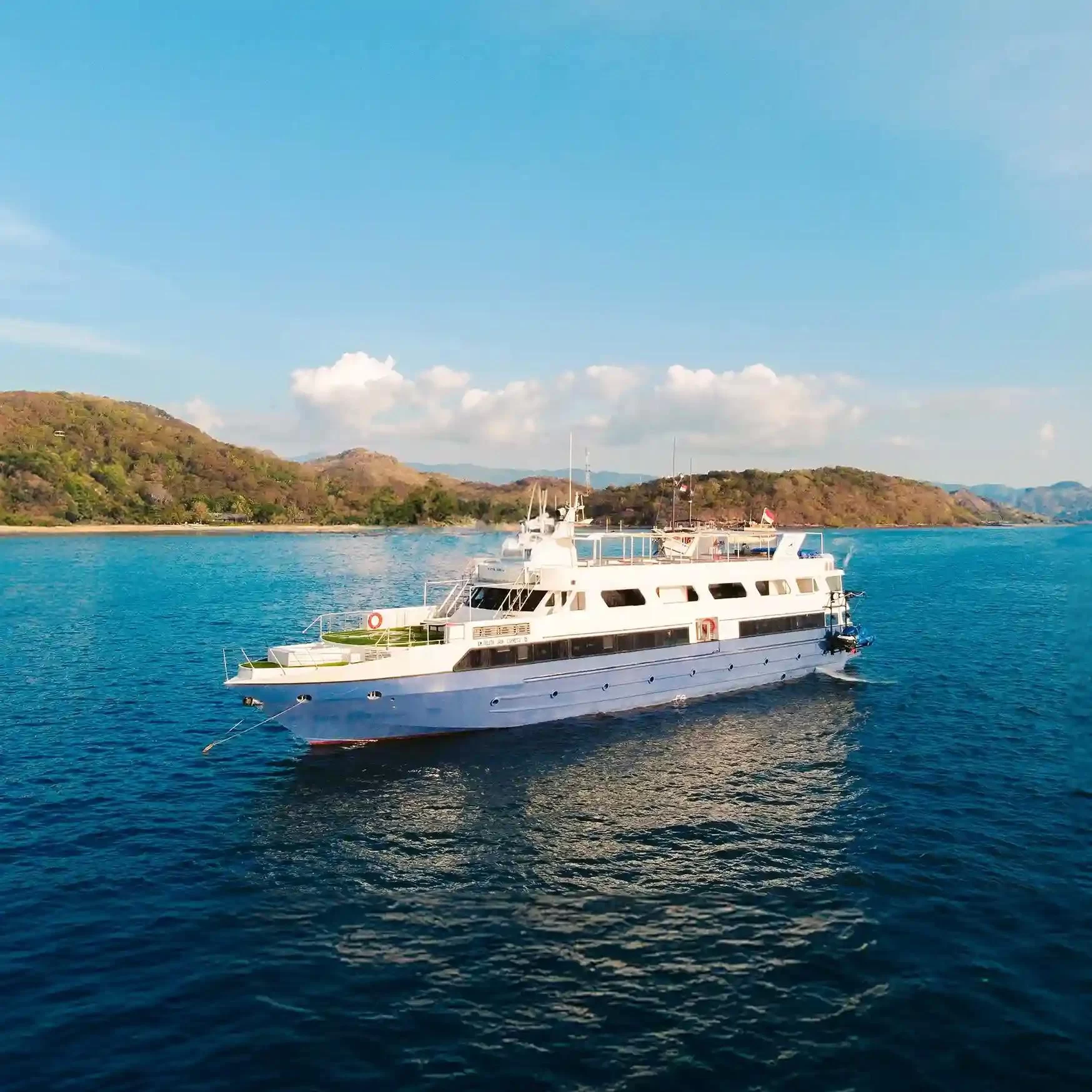 Enjoy Luxury Yacht Cruising in Indonesia’s Tropical Paradise: A Guide to the Ultimate Getaway