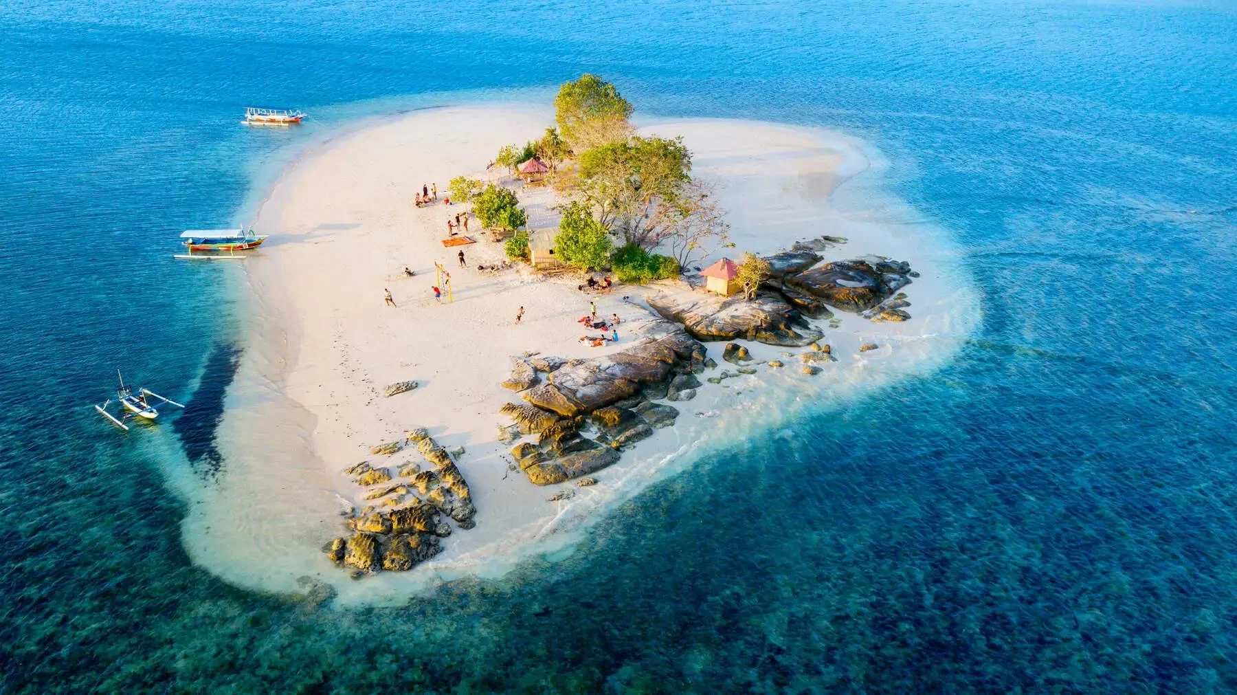 Sailing Through Indonesia’s Tropical Islands and Waters: A Guide to the Ultimate Island-Hopping Adventure