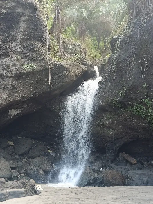Pantai Surumanis Dan Kolam Renang 4