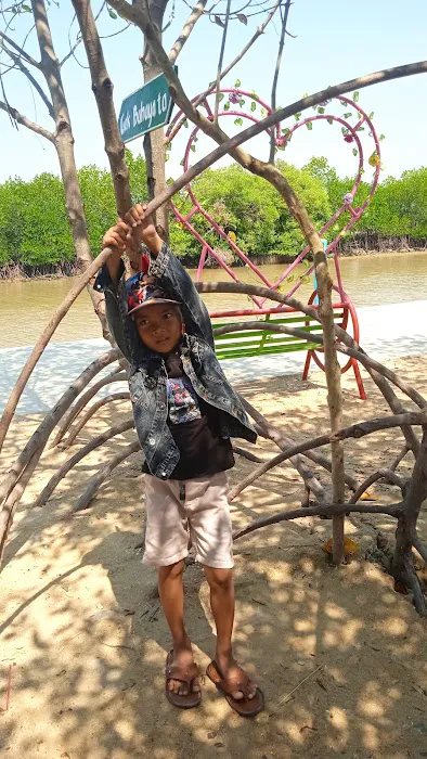 Pantai Wisata Karang Kempus 3