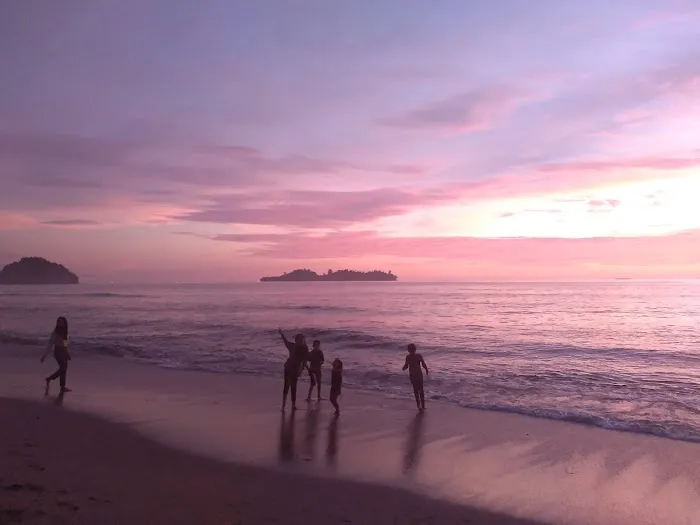 Pantai Kampoeang Tingga 0