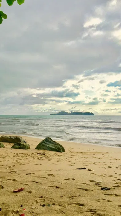 Pantai pasir putih air manis 0