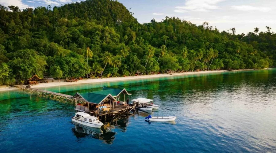 Eco-Friendly Island-Hopping Tours in Indonesia’s Coastlines: Sustainable Travel Adventures