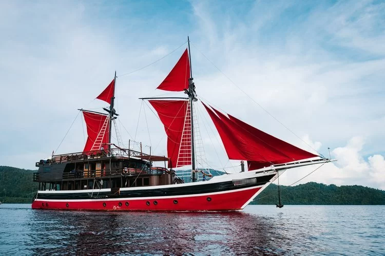 Tailored Indonesian Yacht Cruises for Exclusive Experiences: Luxury Sailing Adventures