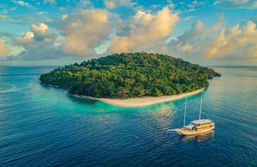 Best Luxury Yacht Destinations for Divers in Indonesia: Explore Underwater Paradise