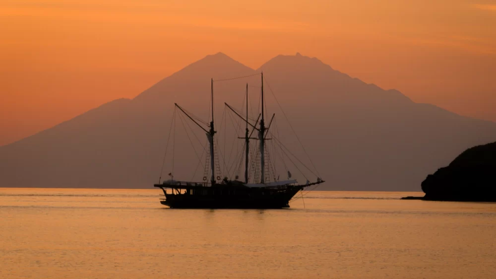 Private Charters for an Unforgettable Indonesian Cruise: Experience Luxury at Sea