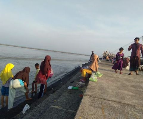 Pantai Morodemak Bonang