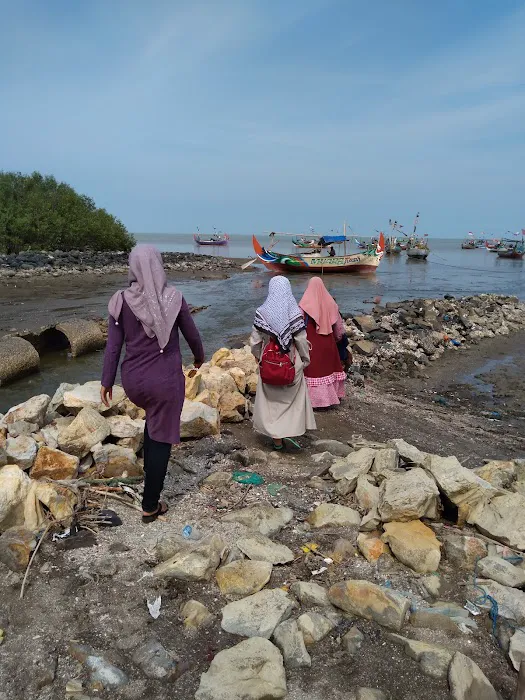 Pantai Idola Banyutowo 9