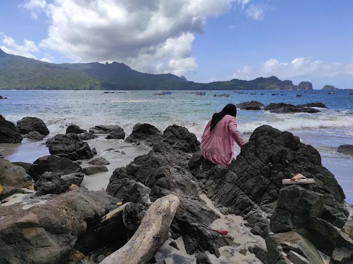 Pantai Ngampiran 0