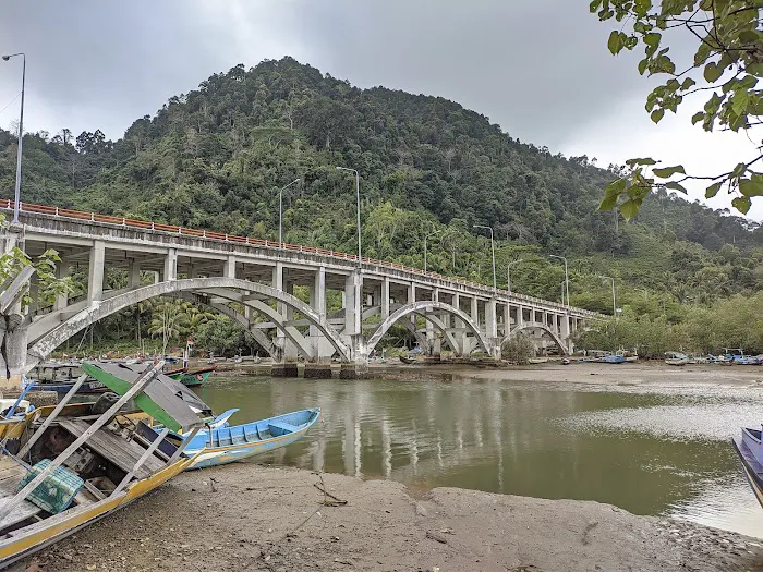 Jembatan Cengkrong 9