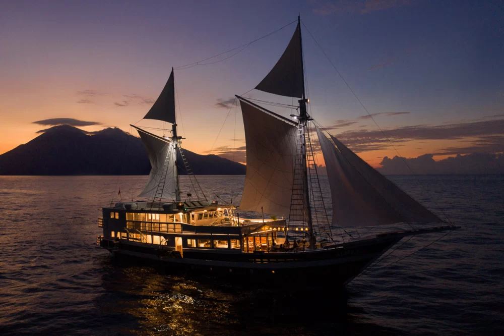 How to Book a Luxury Yacht for Multi-Island Exploration in Indonesia