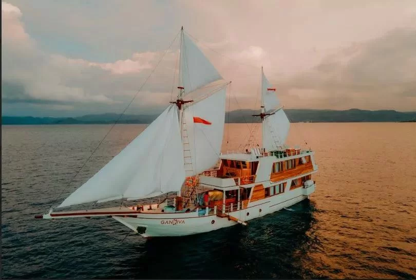 Explore the Best Boat Tours in Indonesia with the Top Local Guides