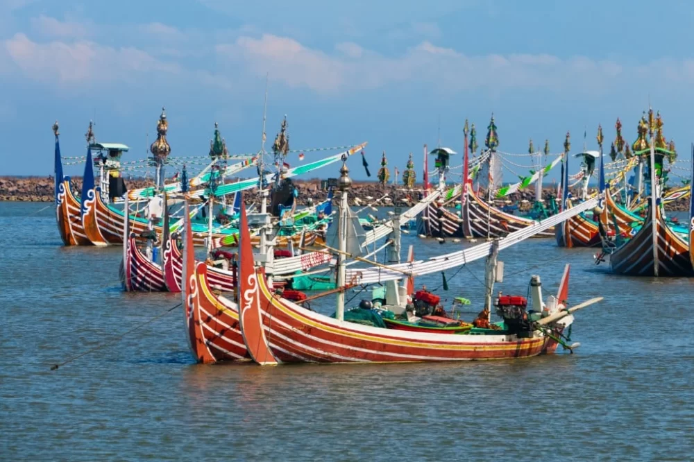 Discover Indonesia Boat Tours to Explore Traditional Coastal Villages