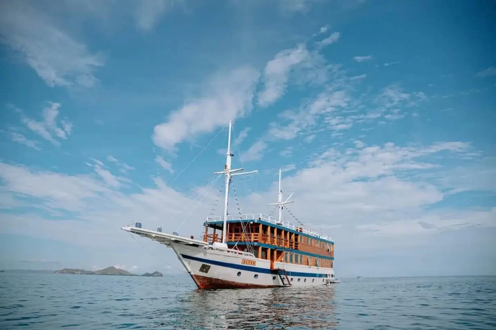 Private Yacht Tours in Indonesia for Family Vacations