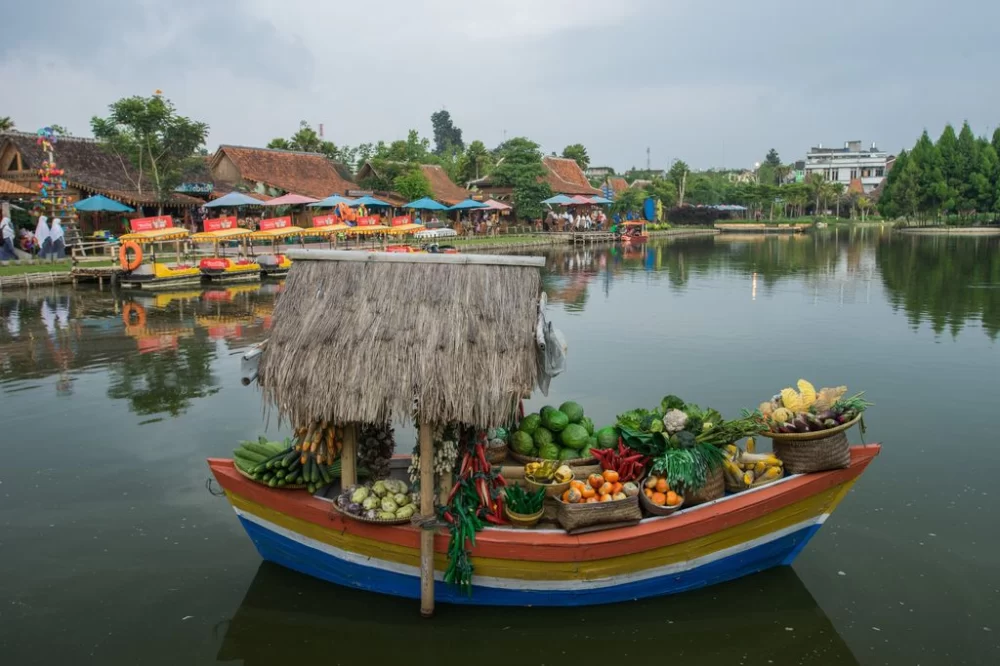 Explore Java’s Historic Landmarks by Boat: Top Tours and Must-See Sites