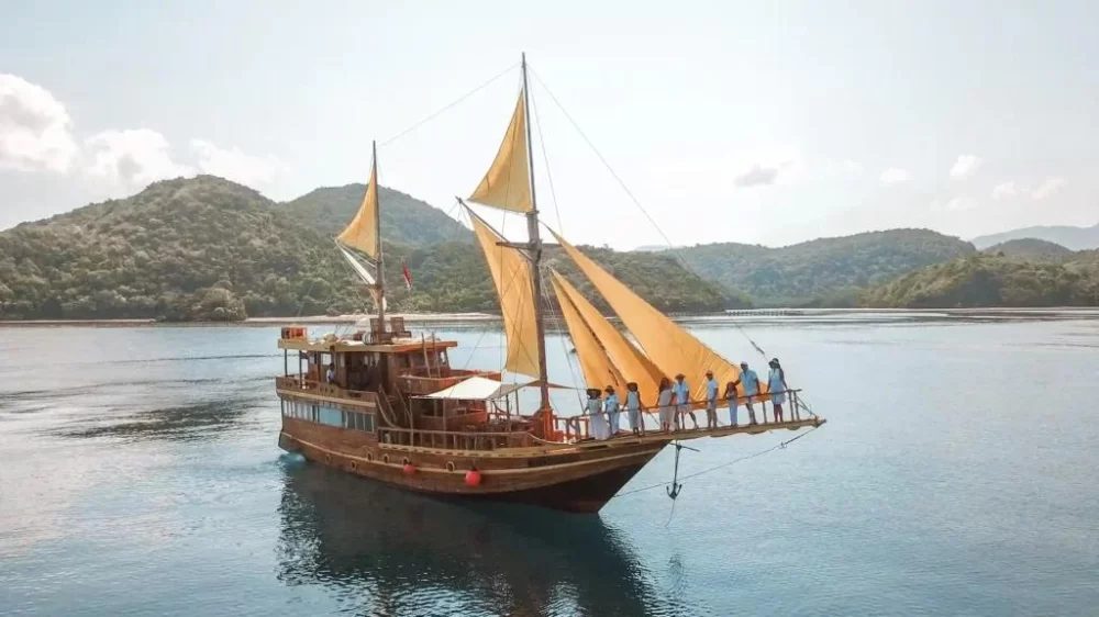 Tailored Luxury Yacht Charters in Komodo National Park