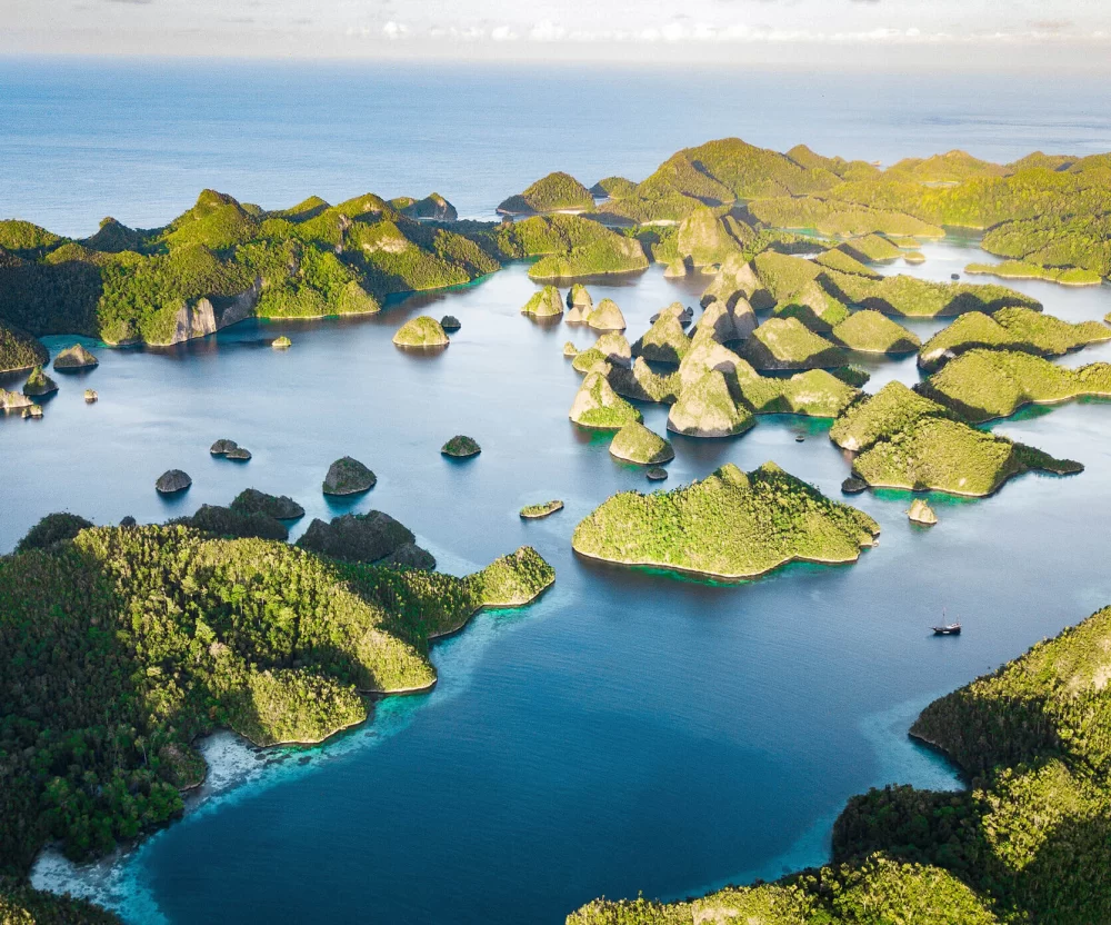 Best Time to Take a Boat Tour in Indonesia: Explore the Archipelago in Ideal Conditions
