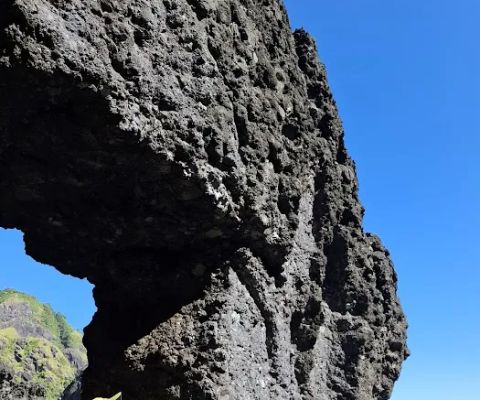 Batu Bolong Pantai Mutung