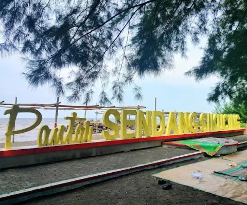 Pantai Sendang Sekucing