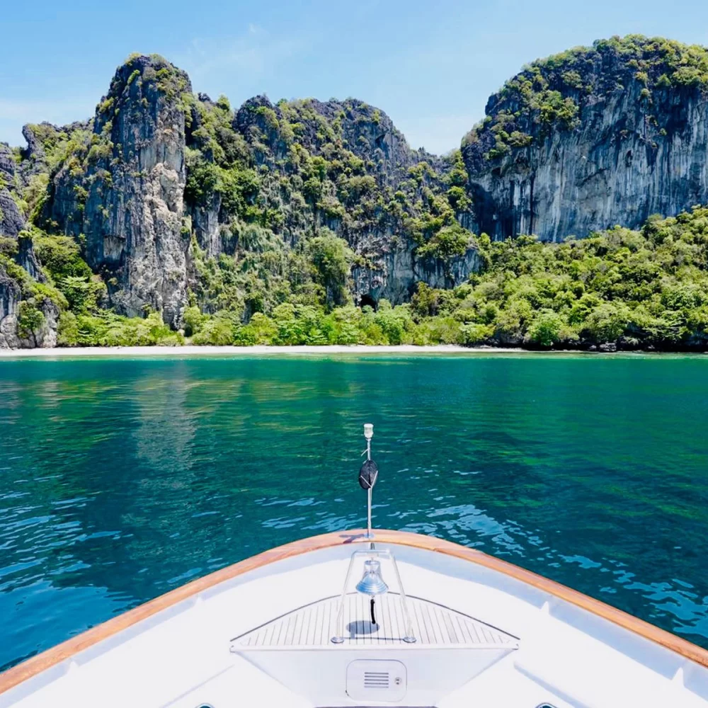 Explore Luxury Yacht Reefs in Raja Ampat for an Unforgettable Marine Adventure