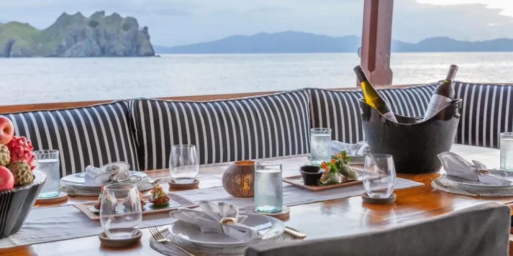 Experience Luxury Yacht Fine Dining Cruise with Gourmet Meals and Elegant Ambiance