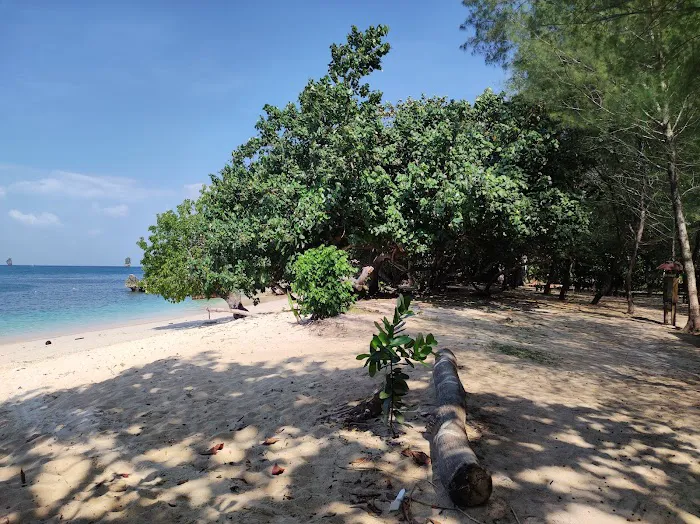 Pantai tiga warna 4