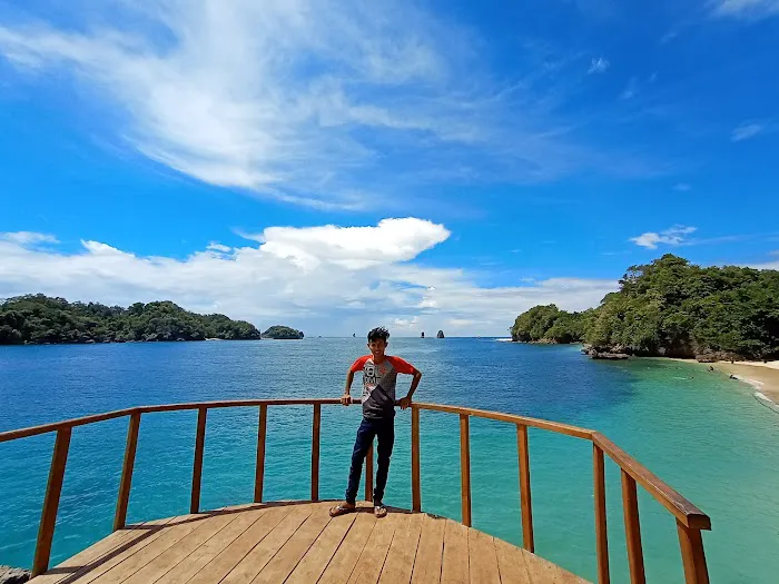 Pantai tiga warna 0